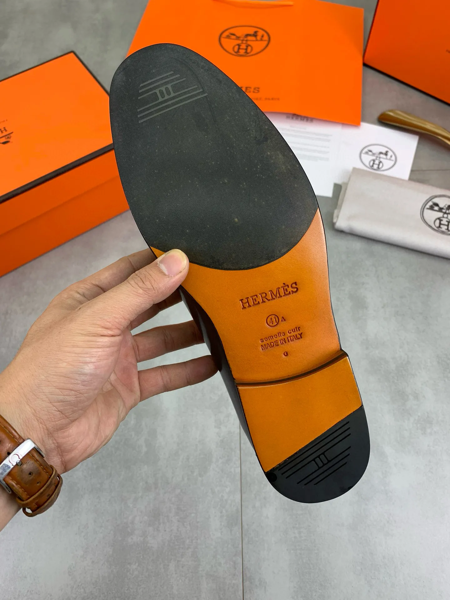 Factory price P960 💰Top version 💎💎💎 Original leather outsole Brand: Hermès (Hermès) Standard code: Men's size 39-44 (38, 45 can be customized) Grade: Same as the official website Original quality materials: Original soft calfskin Water-dyed cowhide lining Original Italian leather outsole Style categories: Men's fashion Formal casual leather shoes Slip-on men's shoes series Young fashion European and American trends, British style, colors: multiple options, counter packaging